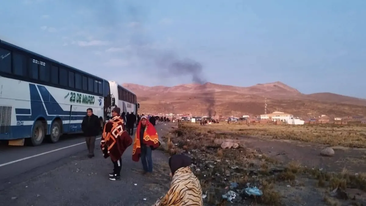 Comunarios bloquean la carretera Potosí–Oruro por incumplimiento de pagos de la UPRE