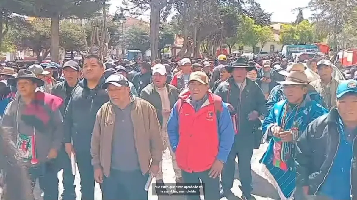Pobladores del Ayllu Parantaca bloquean la Asamblea Legislativa Departamental exigiendo asfaltado de carretera
