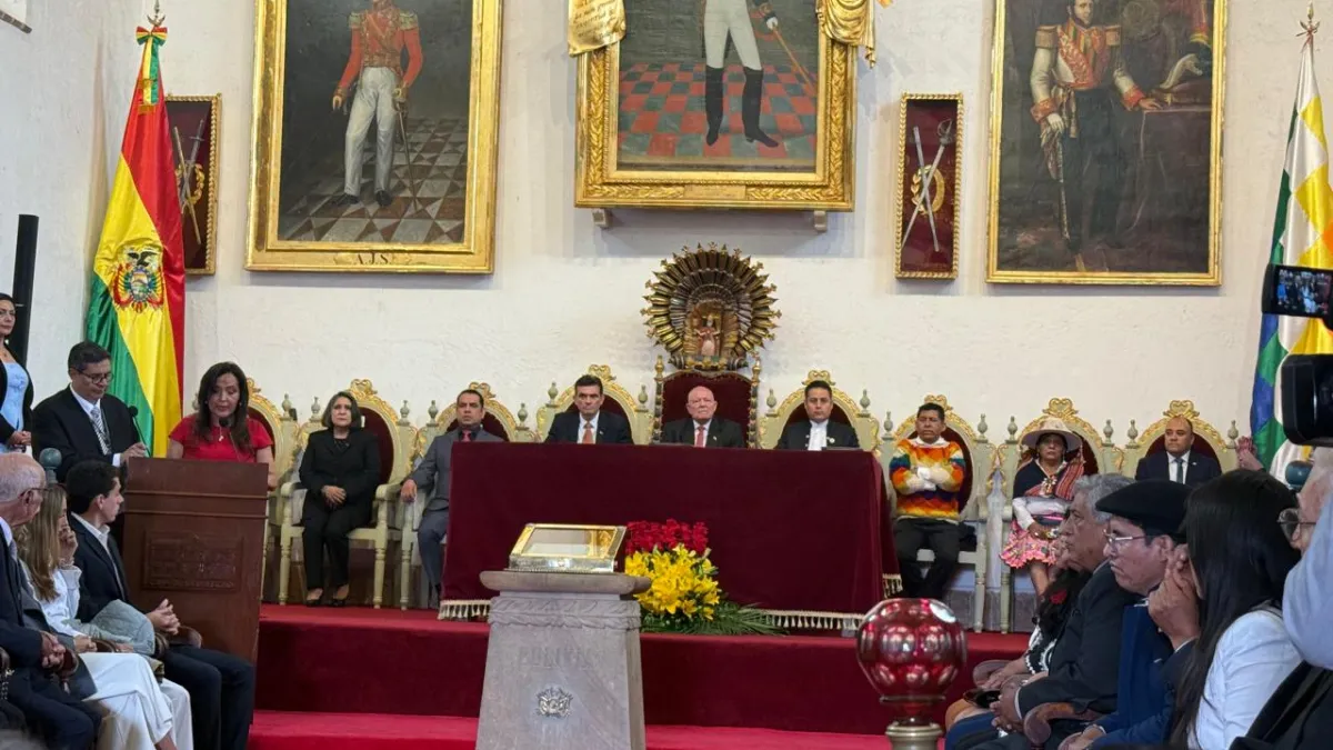 Rodrigo Paz y Edman Lara reciben credenciales como Presidente y Vicepresidente del Estado Plurinacional de Bolivia