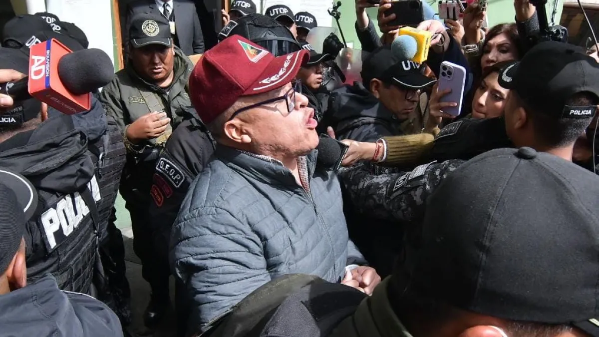 El general Juan José Zúñiga llega a La Paz y ratifica sus declaraciones a la prensa "soy inocente".