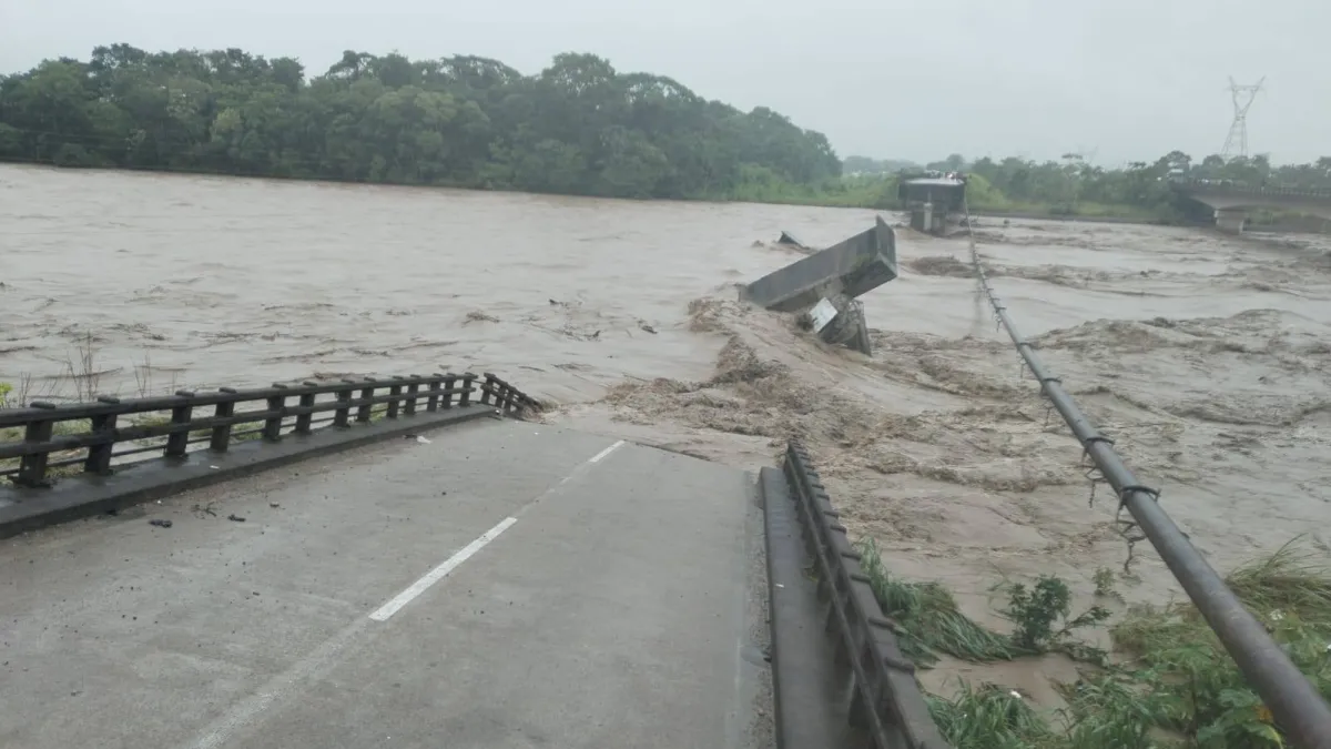 COLAPSA EL PUENTE ICHOA EN LA CARRETERA COCHABAMBA–SANTA CRUZ