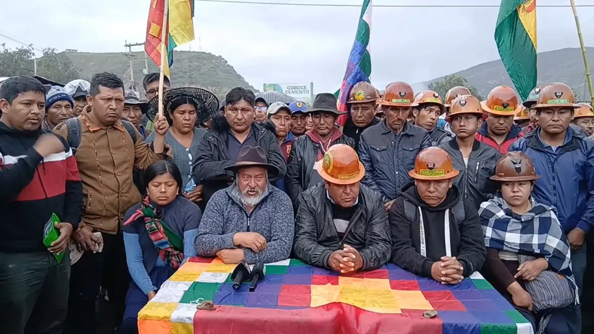 Campesinos y mineros mantienen bloqueo en Pirque Parotani y exigen abrogación del Decreto 5503