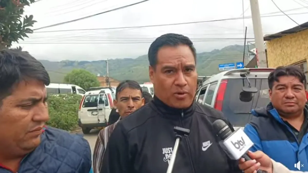 Bloqueo en Km 4 Av. Villazón: Transporte libre protesta por la mala calidad de la gasolina basura e incumplimientos de Rodrigo Paz