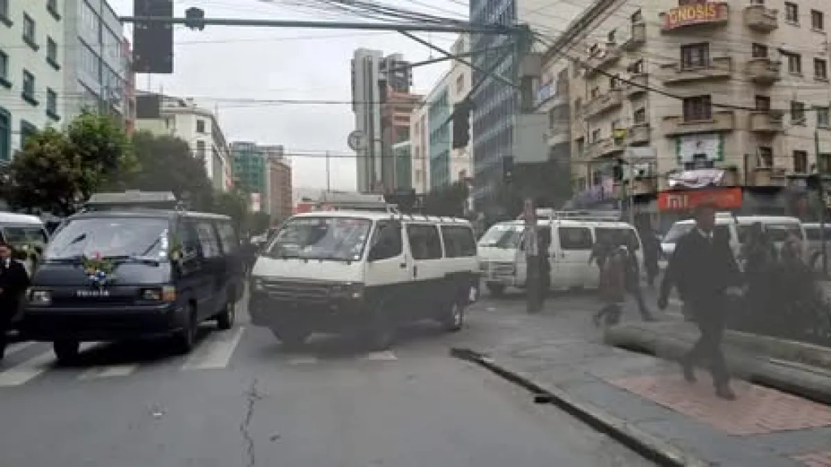 Choferes bloquean el centro paceño y exigen soluciones por denuncias de mala calidad de combustible