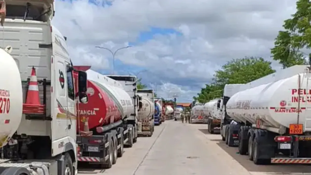 Lara muestra situación de cisternas que rodean la refinería de Palmasola en Santa Cruz