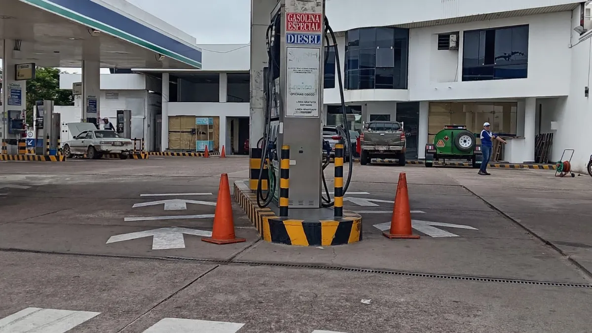 Otra vez sin gasolina: filas y conductores durmiendo en sus vehículos en la zona sur de Santa Cruz