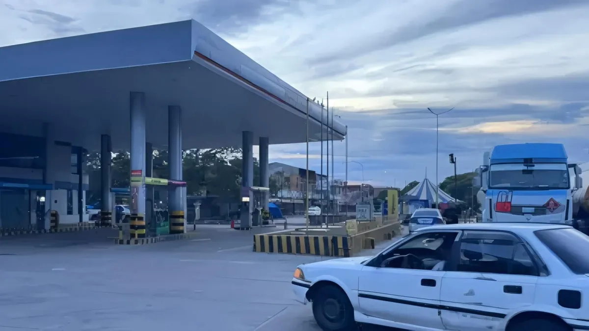 YPFB habla de “leve demora” por aditivos y en Santa Cruz vuelven las filas por gasolina