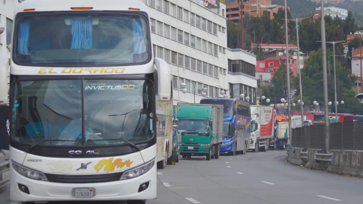 Caos en surtidores de La Paz por falta de diésel y largas horas de espera