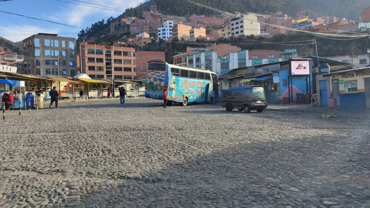 Bloquean salidas en la terminal Minasa y dejan varados a pasajeros rumbo a los Yungas y Caranavi