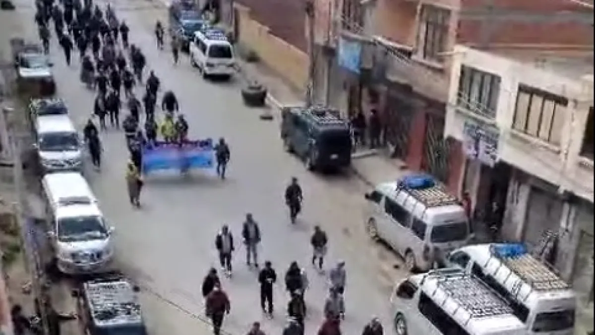 Choferes yungueños se movilizan hacia la sede de Gobierno por combustible basura