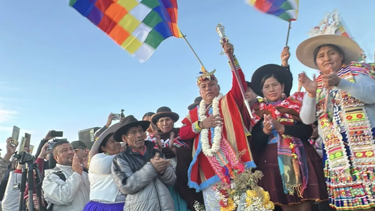 Leonardo Loza recibe bastón de mando ancestral con respaldo de las 16 provincias de Cochabamba