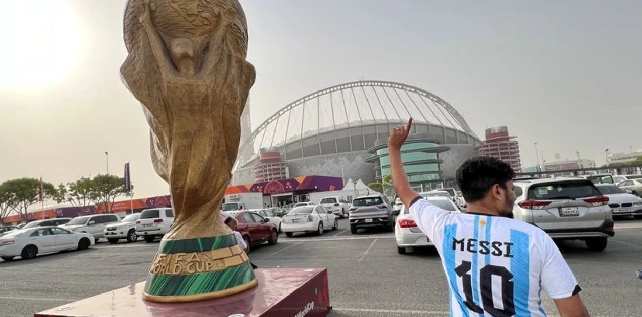 Una escultura del trofeo de la Copa del Mundo es retratado frente al Estadio Internacional Khalifa antes del Mundial de Fútbol de la FIFA 2022 en Doha, Qatar, el 9 de noviembre de 2022. Foto: Reuter